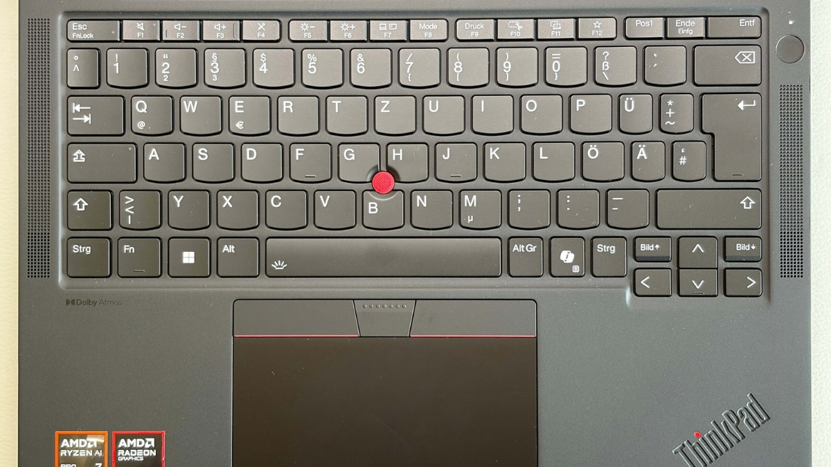 Đánh giá Lenovo ThinkPad X13 Gen 7 AMD với bàn phím và TrackPoint