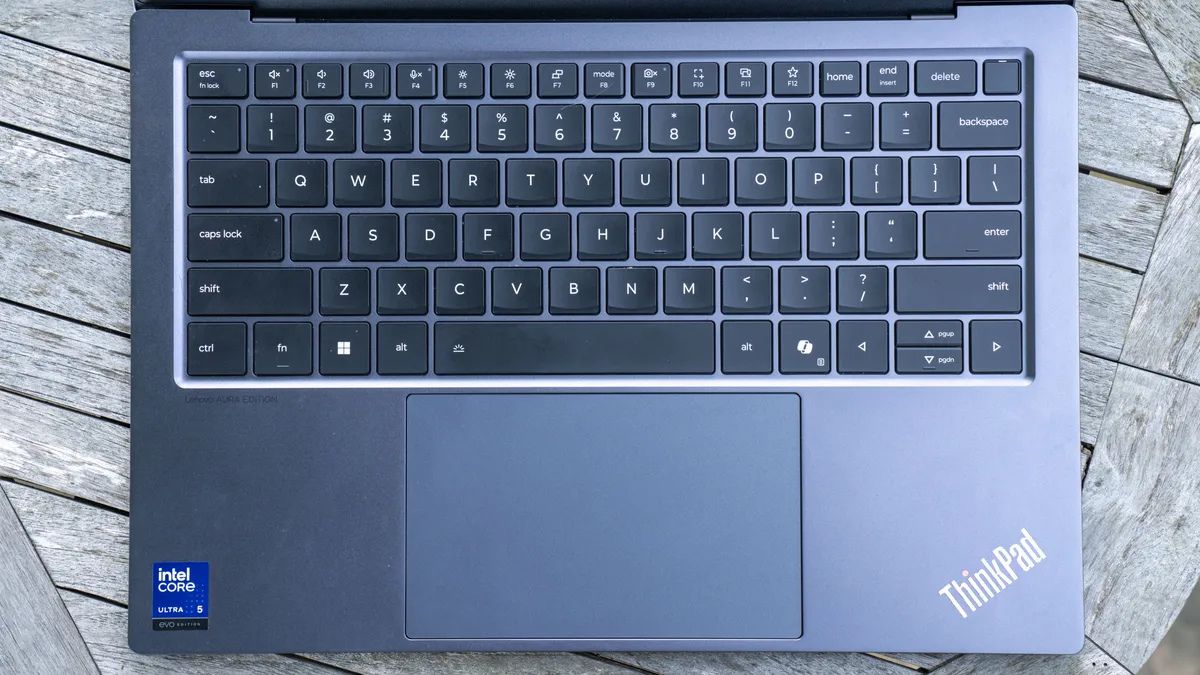 Đánh giá Lenovo ThinkPad X9 14 Aura Edition với bàn phím rộng và touchpad lớn, trải nghiệm gõ thoải mái.