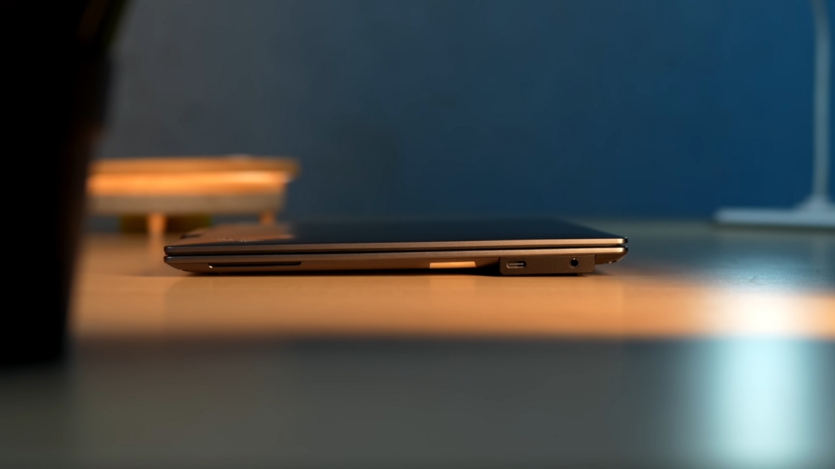 Đánh giá Lenovo ThinkPad X9 14 Aura Edition với giắc âm thanh 3,5 mm và thiết kế cổng dễ truy cập.