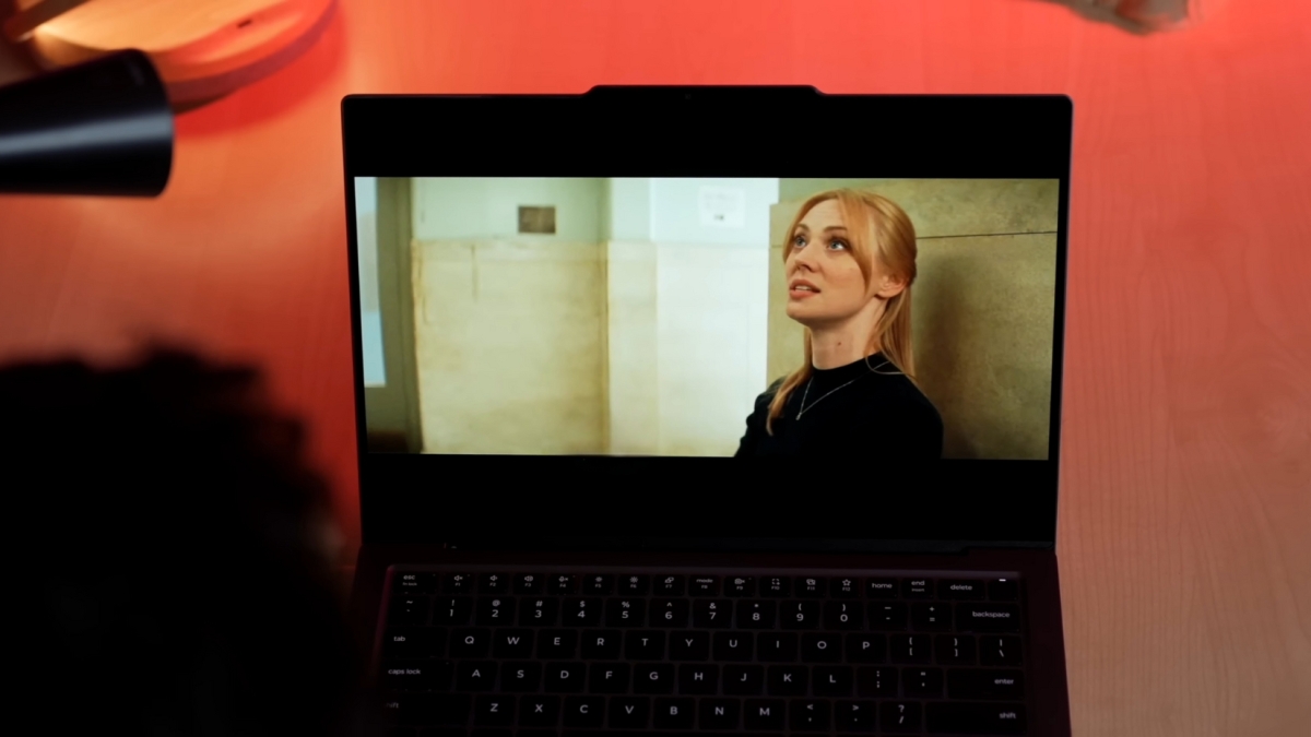 Đánh giá Lenovo ThinkPad X9 14 Aura Edition với màn hình 14 inch OLED, màu sắc rực rỡ và tần số quét 120Hz.