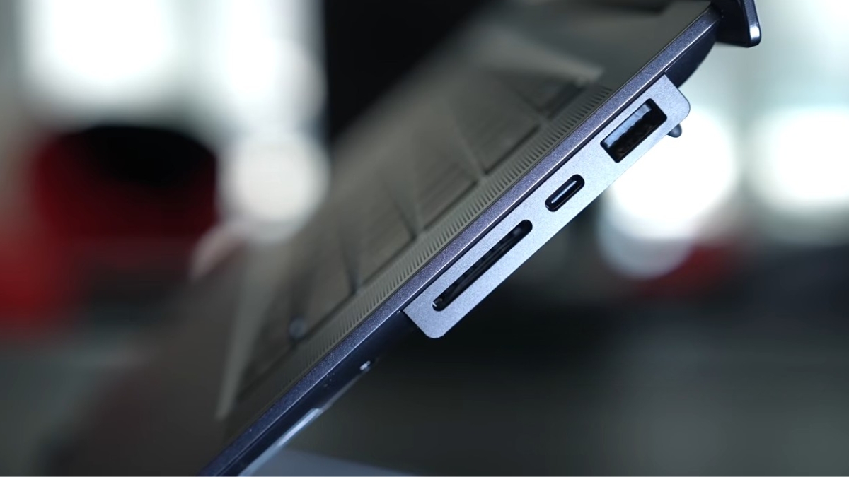 Đánh giá Lenovo ThinkPad X9 15 Aura Edition với cạnh phải tích hợp Thunderbolt 4, USB-A và đầu đọc thẻ SD đầy đủ.