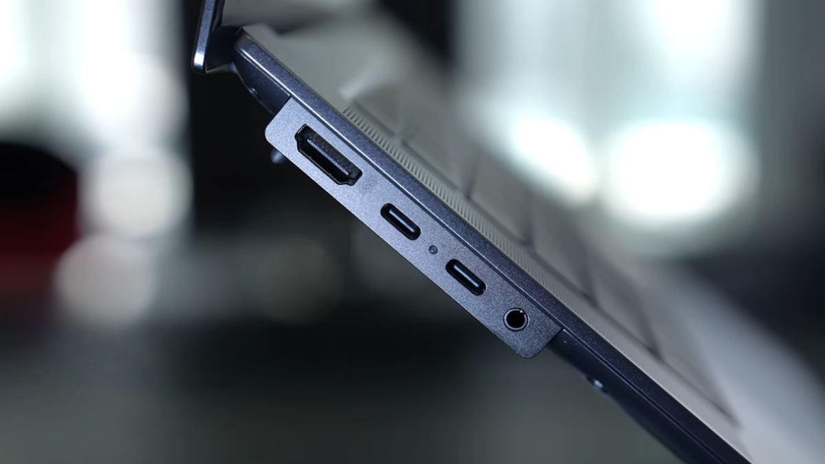 Đánh giá Lenovo ThinkPad X9 15 Aura Edition với cạnh trái trang bị HDMI 2.1, Thunderbolt 4 và jack tai nghe 3.5 mm.