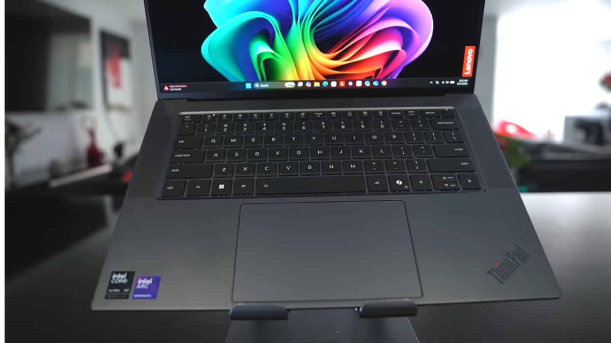 Đánh giá Lenovo ThinkPad X9 15 Aura Edition với bàn phím hành trình 1.35 mm và touchpad haptic cho trải nghiệm điều khiển mượt mà.