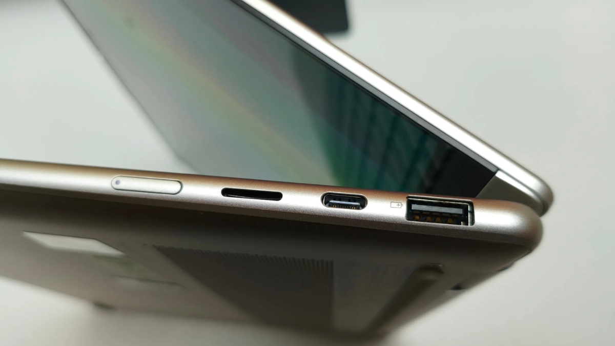 Đánh giá Lenovo Yoga 7a 14 G11 với hệ thống cổng kết nối bên phải của máy