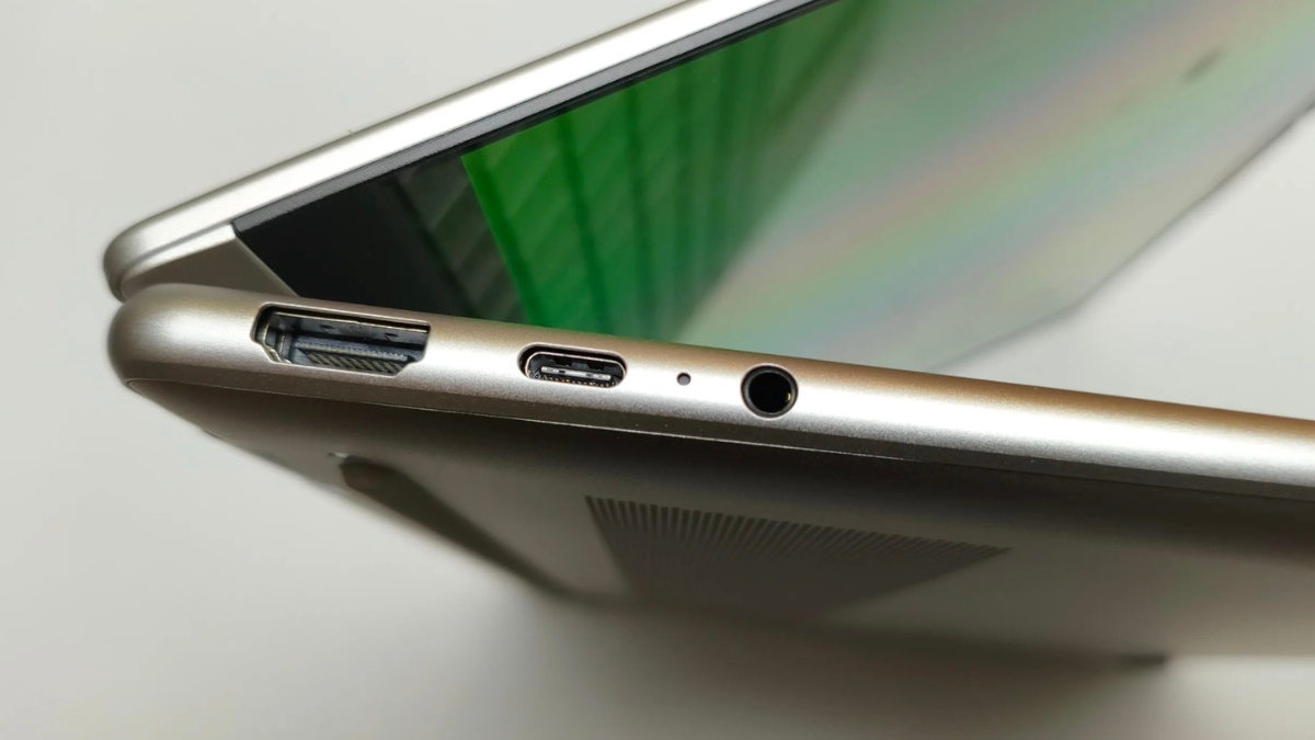 Đánh giá Lenovo Yoga 7a 14 G11 với hệ thống cổng kết nối bên trái của máy