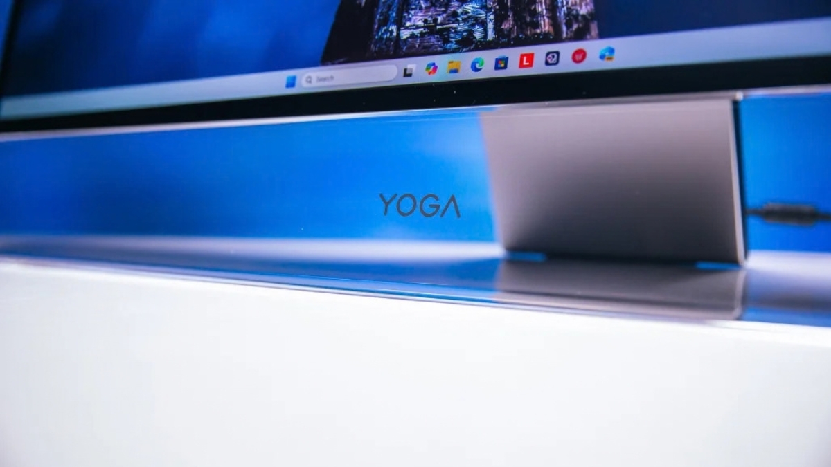 Đánh giá Lenovo Yoga AIO i Aura Edition với phần đế trong suốt có chữ Yoga ở chính giữa