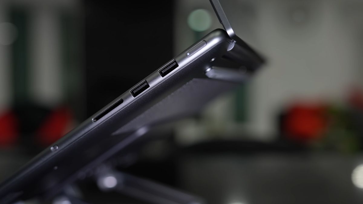 Đánh giá Lenovo Yoga Pro 9 16IAH10 RTX 5050: Cạnh phải của máy bố trí các cổng kết nối phổ biến như USB A, khe thẻ SD, nút nguồn và công tắc E shutter cho webcam.