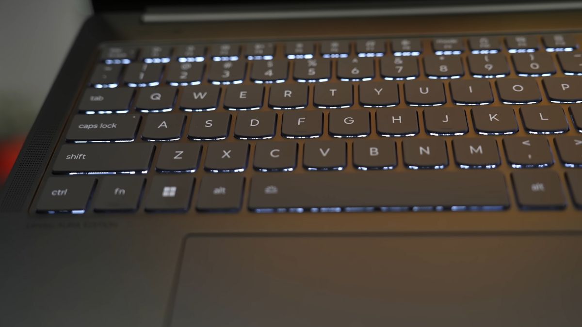 Đánh giá Lenovo Yoga Pro 9 16IAH10 RTX 5050: Bàn phím cho cảm giác gõ ổn định, độ nảy tốt, phù hợp làm việc và gõ văn bản trong thời gian dài.