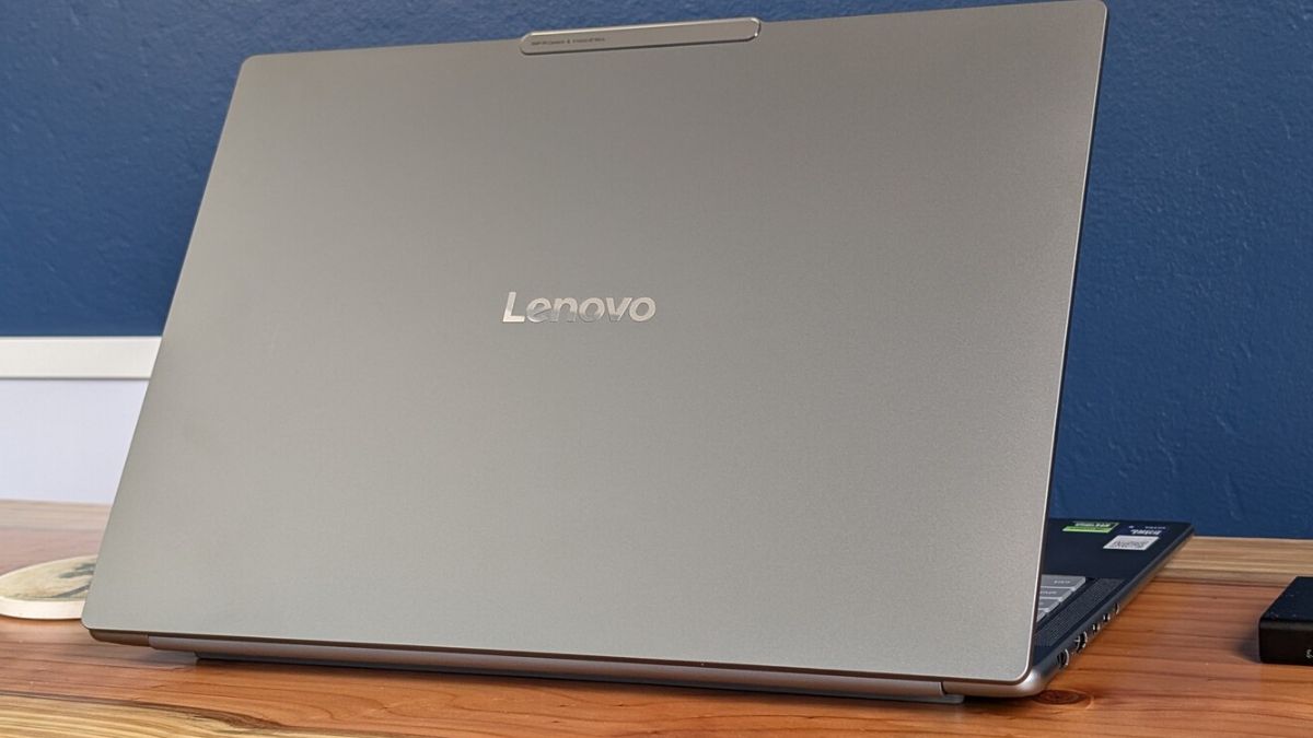 Đánh giá Lenovo Yoga Pro 9 16IAH10 RTX 5050: Thiết kế mang đậm ngôn ngữ Yoga cao cấp với khung kim loại chắc chắn, hoàn thiện tốt và phù hợp cho người dùng thường xuyên di chuyển.