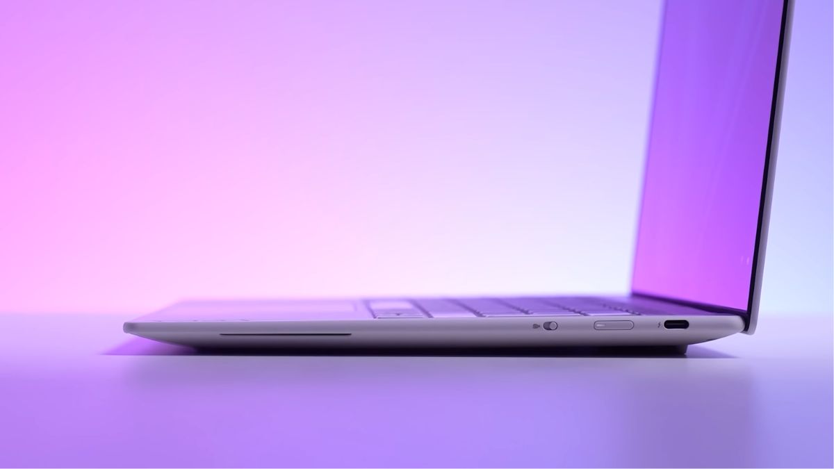 Đánh giá Lenovo Yoga Slim 7i Ultra Aura Edition 2026 với cổng USB-C Thunderbolt 4 ở cạnh phải