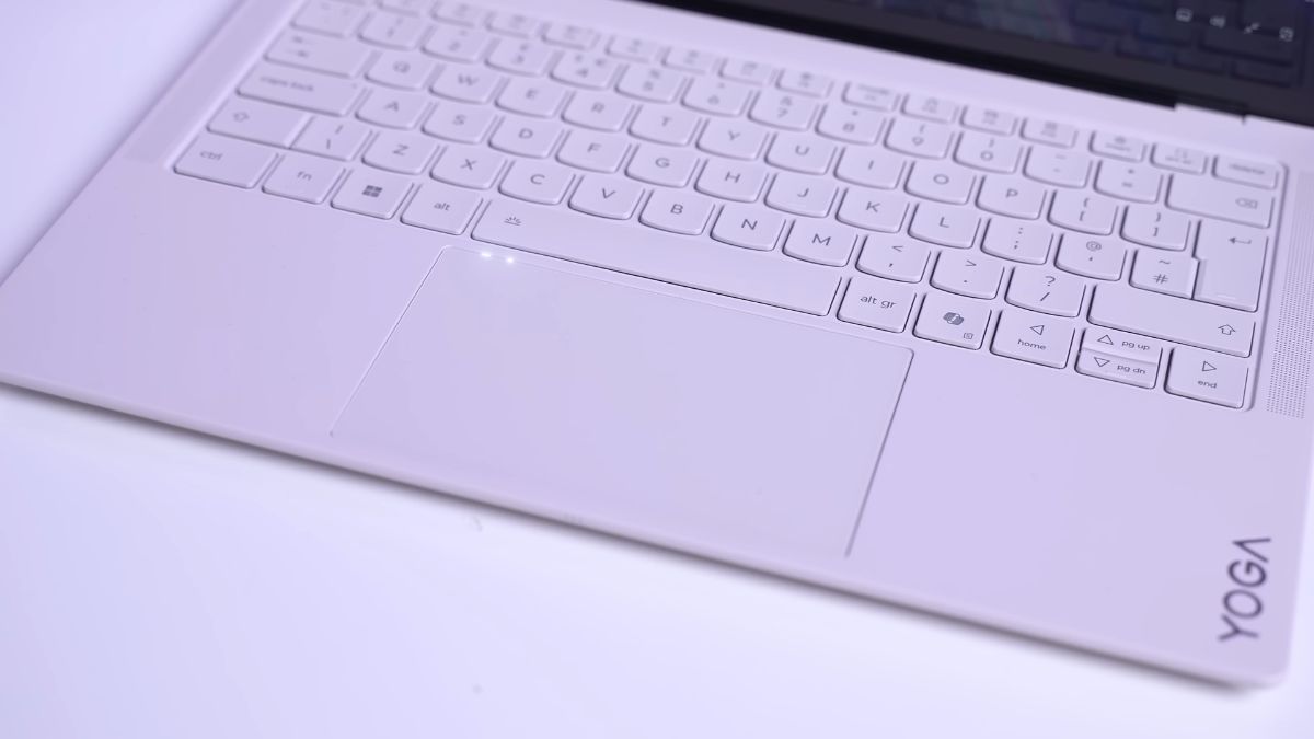 Đánh giá Lenovo Yoga Slim 7i Ultra Aura Edition 2026 với bàn phím hành trình 1.5mm và touchpad kích thước lớn