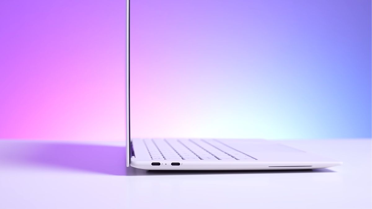 Đánh giá Lenovo Yoga Slim 7i Ultra Aura Edition 2026 với 2 cổng USB-C Thunderbolt 4 ở cạnh trái