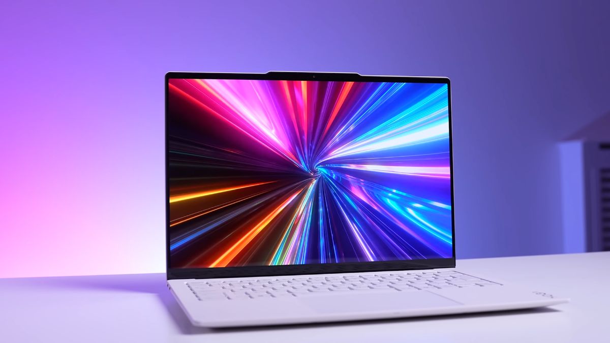 Đánh giá Lenovo Yoga Slim 7i Ultra Aura Edition 2026 với màn hình OLED 14 inch 2.8K 120Hz