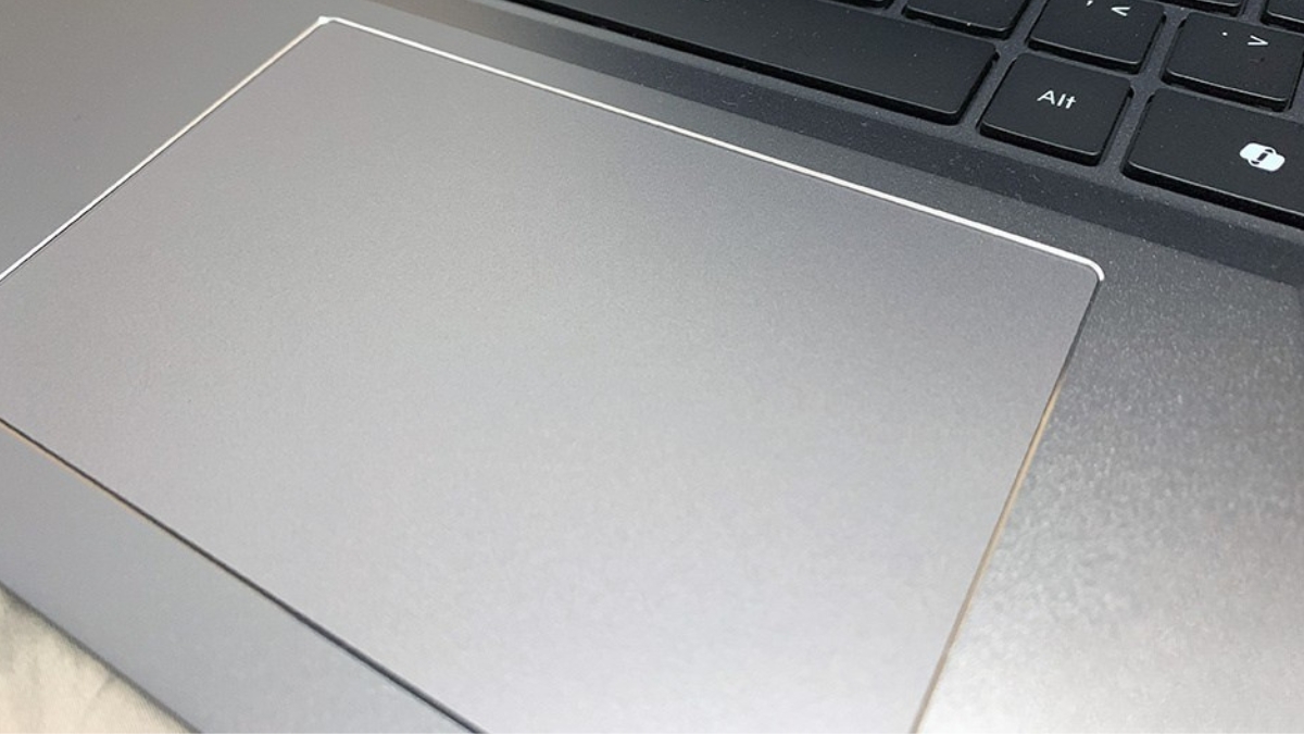 Đánh giá Machenike YaoShi 16 Ultra với nút nguồn và nút chuyển đổi chế độ hiệu năng