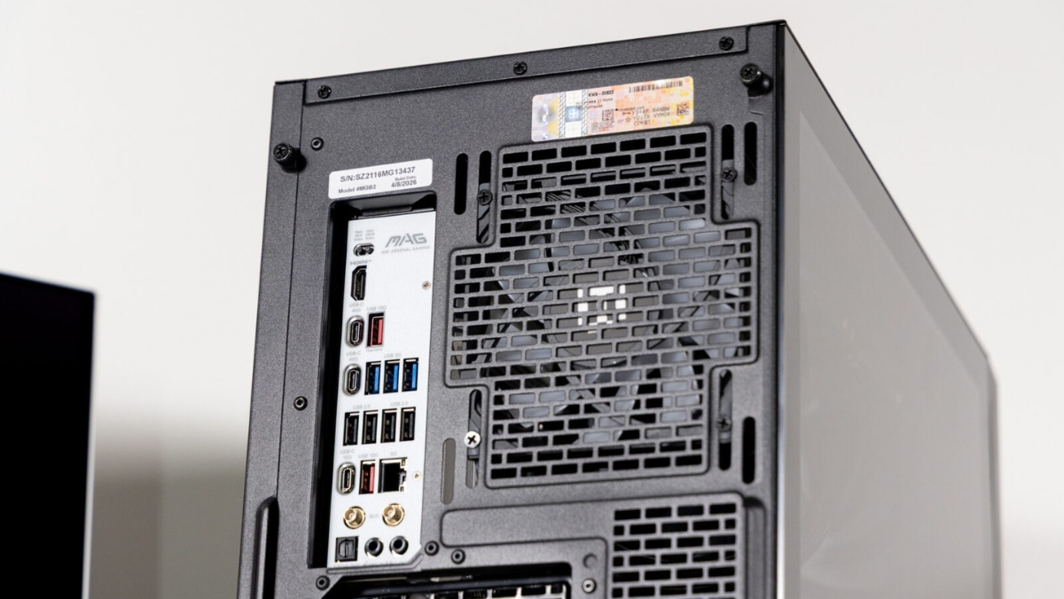 Đánh giá Maingear MG-1 (2026): Hệ thống cổng kết nối phía sau đáp ứng đa dạng nhu cầu sử dụng.