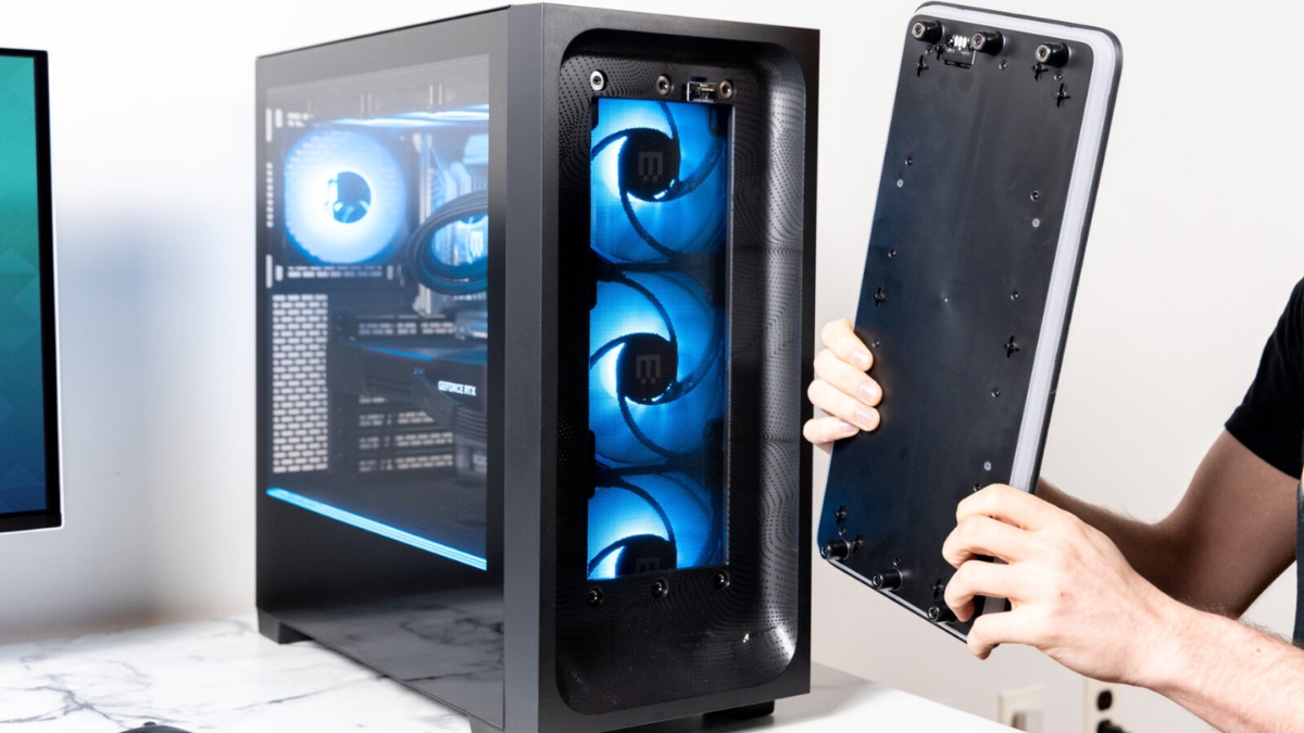 Đánh giá Maingear MG-1 (2026): Thiết kế vỏ máy MK II với dải đèn LED và logo Maingear.