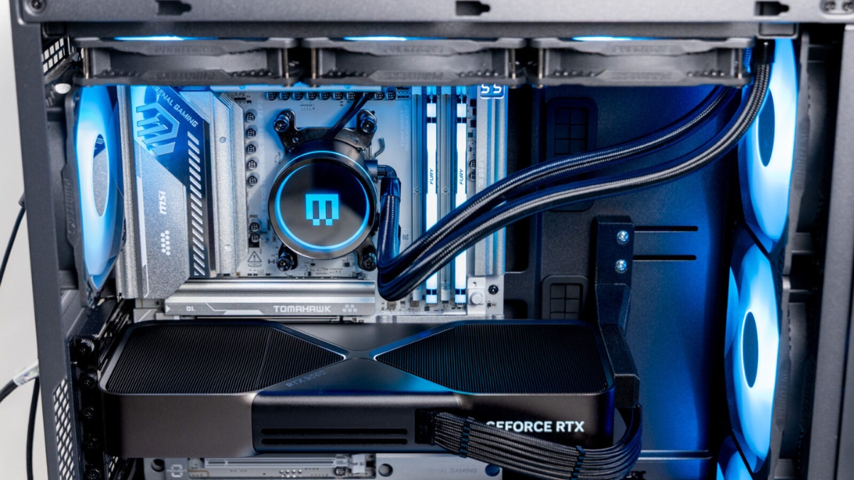Đánh giá Maingear MG-1 (2026): Không gian bên trong được sắp xếp gọn gàng.