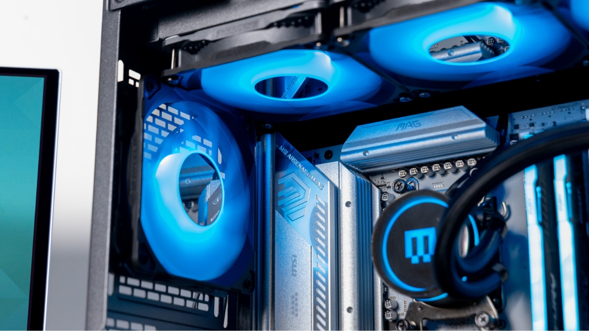Đánh giá Maingear MG-1 (2026): Hệ thống tản nhiệt nước AIO và quạt làm mát.