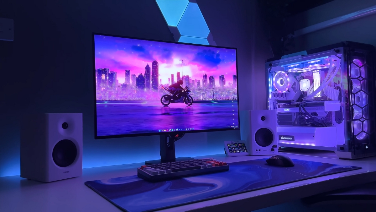 Đánh giá màn hình ASUS ROG Strix XG32UCWMG, tấm nền WOLED thế hệ mới với công nghệ Micro-Lens Array (MLA+), độ phân giải 4K, tần số quét 240Hz, hỗ trợ Frame Rate Boost lên 480Hz và lớp phủ TrueBlack Glossy giảm phản xạ ánh sáng.