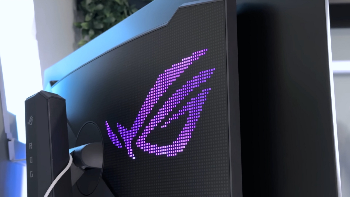 Đánh giá màn hình ASUS ROG Strix XG32UCWMG, mặt lưng chia hai khu vực: logo ROG LED RGB phía trên, phần dưới tối giản, nhựa cứng cao cấp với các chi tiết góc cạnh mạnh mẽ, phong cách gaming đặc trưng.