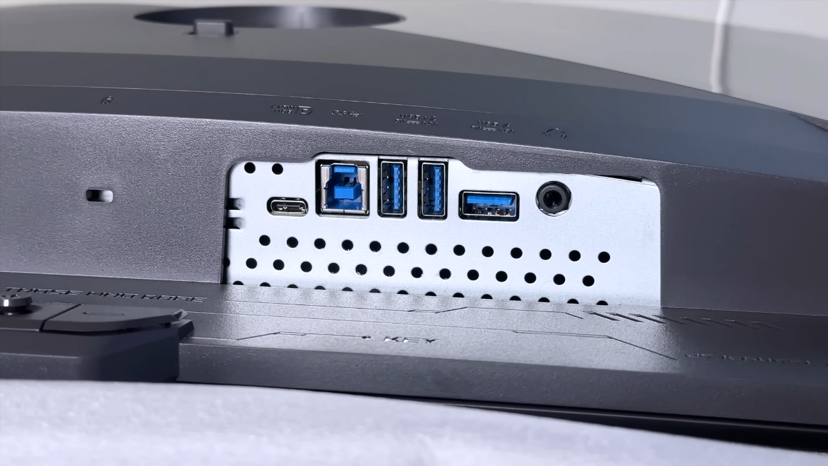 Đánh giá màn hình ASUS ROG Strix XG32UCWMG với hub USB gồm ba cổng USB-A 3.2 Gen1, một cổng USB-B upstream, cổng USB-C tích hợp Power Delivery 15W/DP Alt Mode, và jack 3.5mm cho tai nghe/loa ngoài.