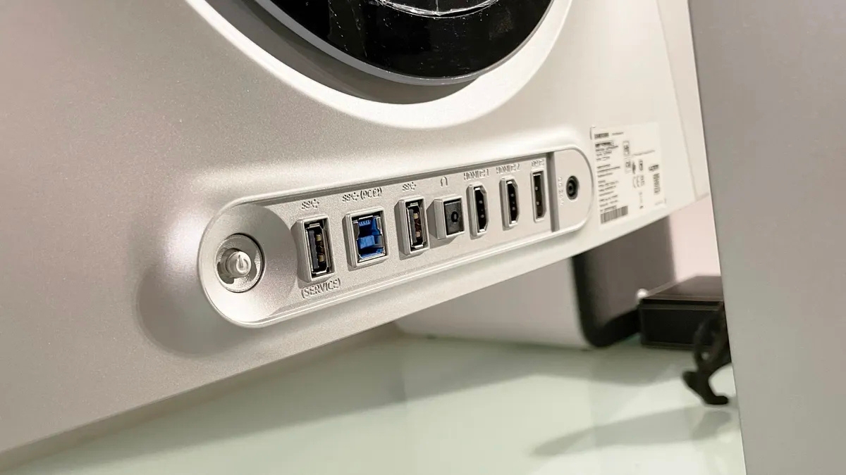 Đánh giá Samsung Odyssey OLED G6 G60SF cổng kết nối HDMI DisplayPort thiếu USB C