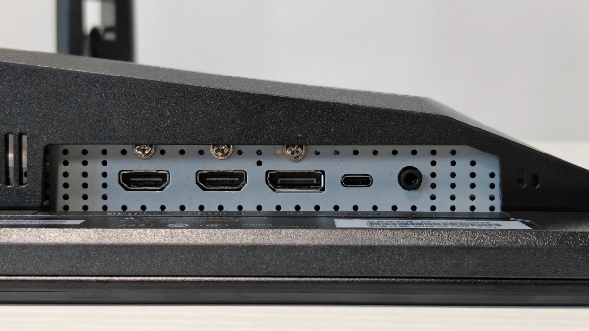 Hệ thống cổng kết nối đa dạng phía sau màn hình MSI MAG 271QPX32 OLED bao gồm HDMI 2.1, DisplayPort và Type-C.