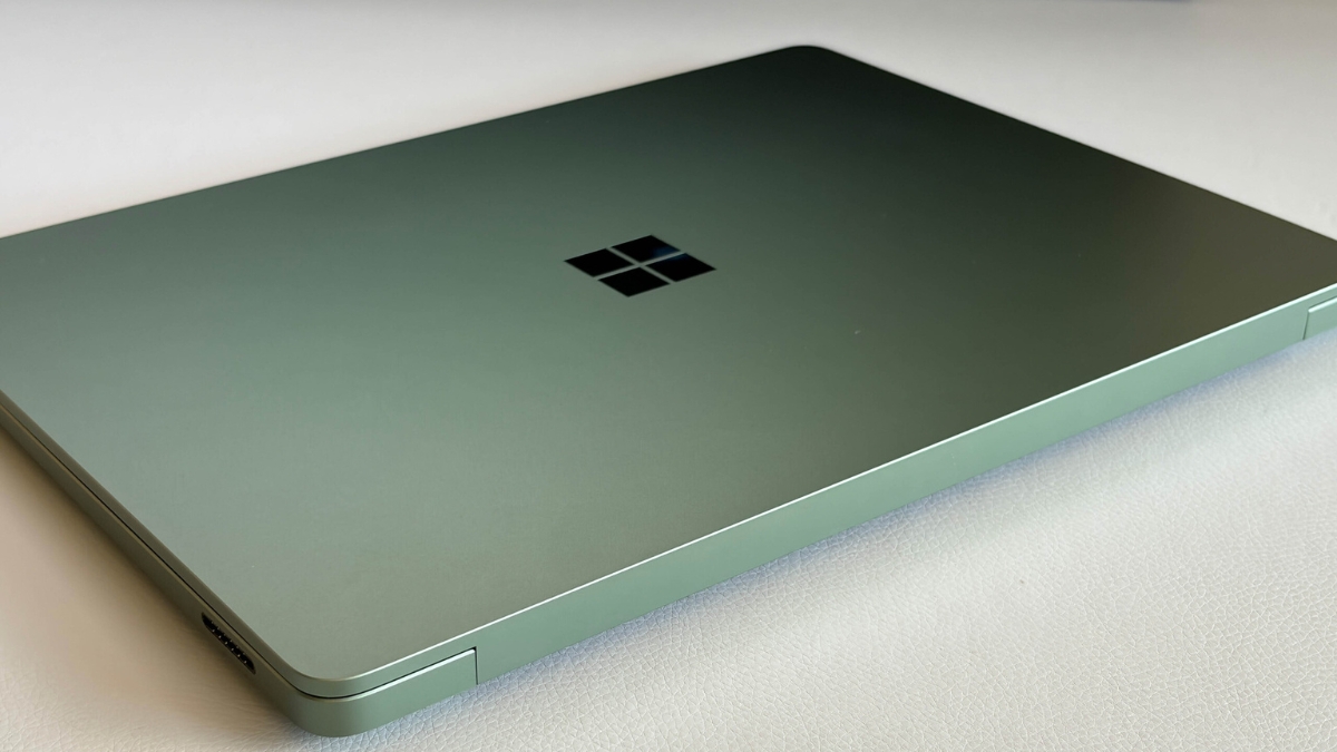 Đánh giá Microsoft Surface Laptop 13.8 2026 với thiết kế cao cấp, Snapdragon X2 Plus và màn hình IPS 120Hz dành cho công việc, học tập.