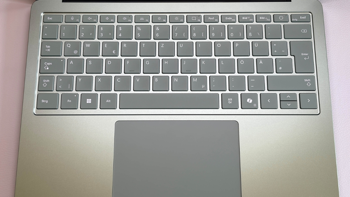 Đánh giá Microsoft Surface Laptop 13.8 2026 với bàn phím có đèn nền, touchpad haptic và màn hình cảm ứng.