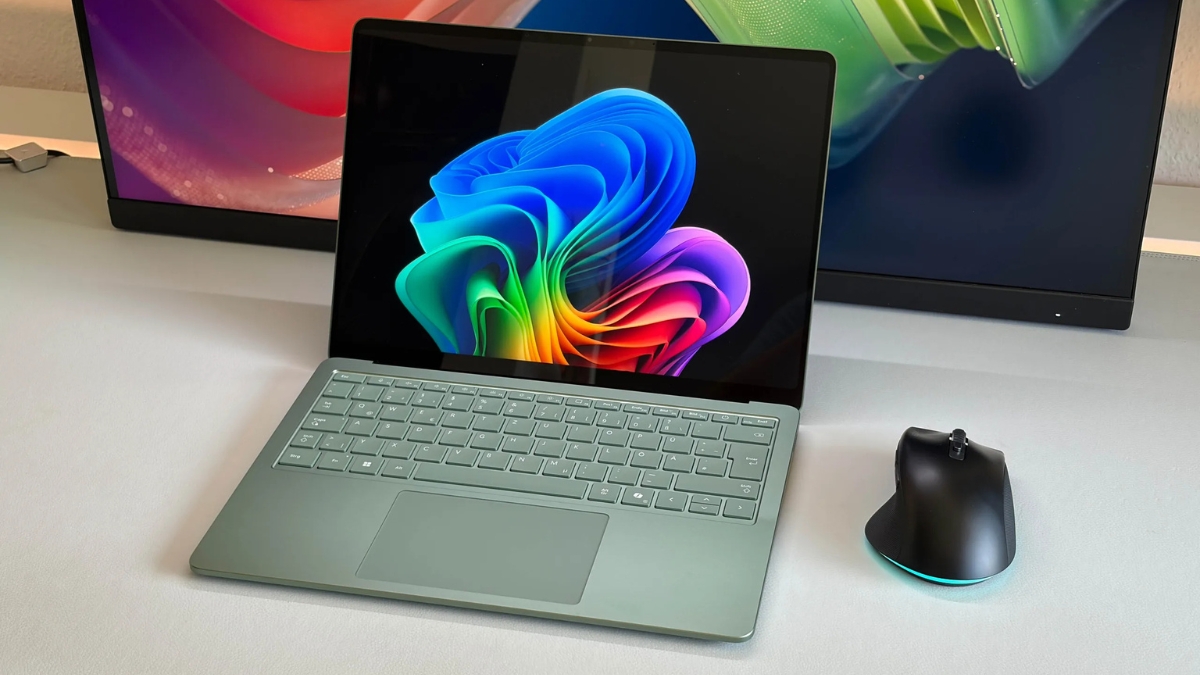 Đánh giá Microsoft Surface Laptop 13.8 2026 với màn hình IPS 13.8 inch 120Hz, độ sáng hơn 600 nits và khả năng hiển thị màu sắc chính xác.