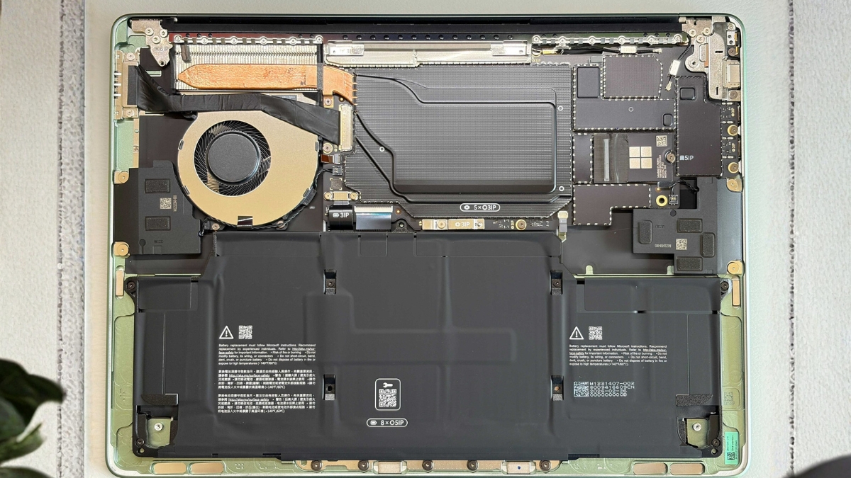 Đánh giá Microsoft Surface Laptop 13.8 2026 với khả năng tháo mặt đáy để nâng cấp SSD M.2-2230 và vệ sinh quạt tản nhiệt.