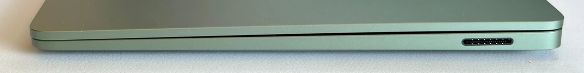 Đánh giá Microsoft Surface Laptop 13.8 2026 với cổng Surface Connect độc quyền hỗ trợ kết nối dock mở rộng.