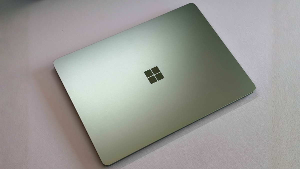 Đánh giá Microsoft Surface Laptop 13.8 2026 với thiết kế kim loại cao cấp và tùy chọn màu Jade mới.