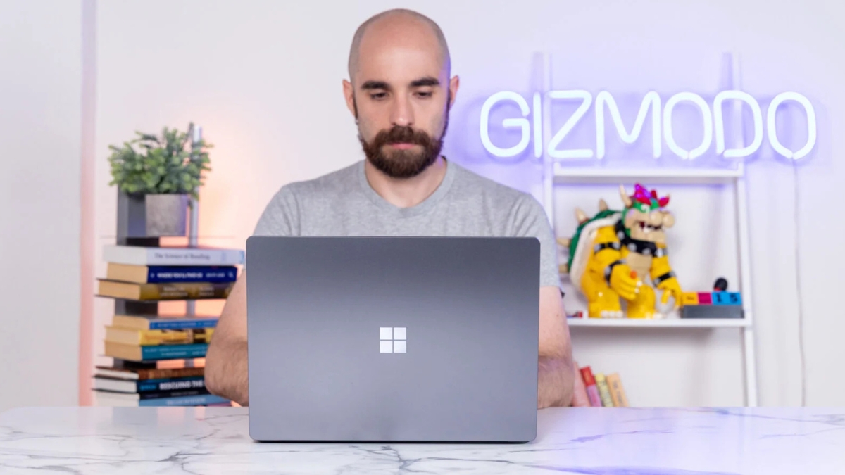 Đánh giá Microsoft Surface Laptop Ultra với thiết kế nhôm nguyên khối đầm chắc và độ hoàn thiện cao cấp