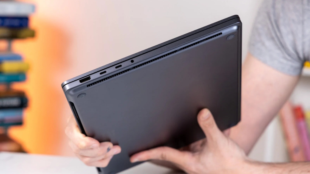 Đánh giá Microsoft Surface Laptop Ultra với hệ thống hai cổng USB-C bố trí ở cạnh trái