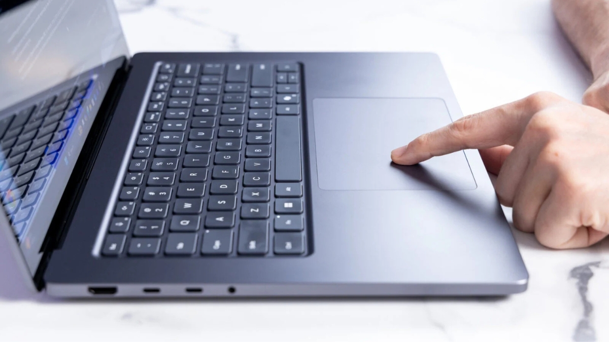 Đánh giá Microsoft Surface Laptop Ultra với bàn phím gõ êm và bàn rê chuột phản hồi lực xúc giác thông minh