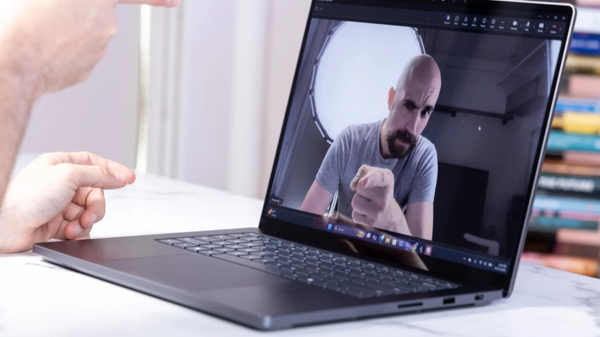 Đánh giá Microsoft Surface Laptop Ultra mang lại hiệu năng tính toán AI độc lập mạnh mẽ cho công việc chuyên nghiệp