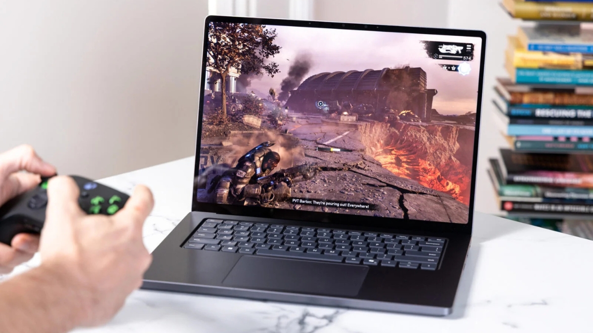 Đánh giá Microsoft Surface Laptop Ultra với màn hình mini-LED 4K siêu sáng 2,000 nits hiển thị rực rỡ và sắc nét