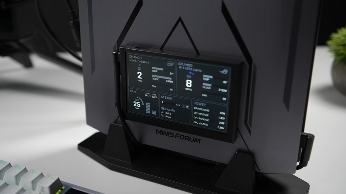Đánh giá Minisforum AtomMan G7 Pro với màn hình phụ hiển thị thông số hệ thống