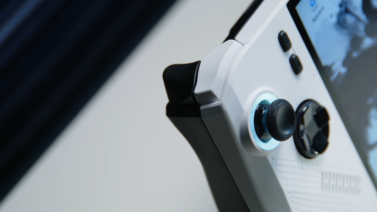 Đánh giá MSI Claw A8 – thiết kế nút shoulder và các nút điều khiển trên thân máy