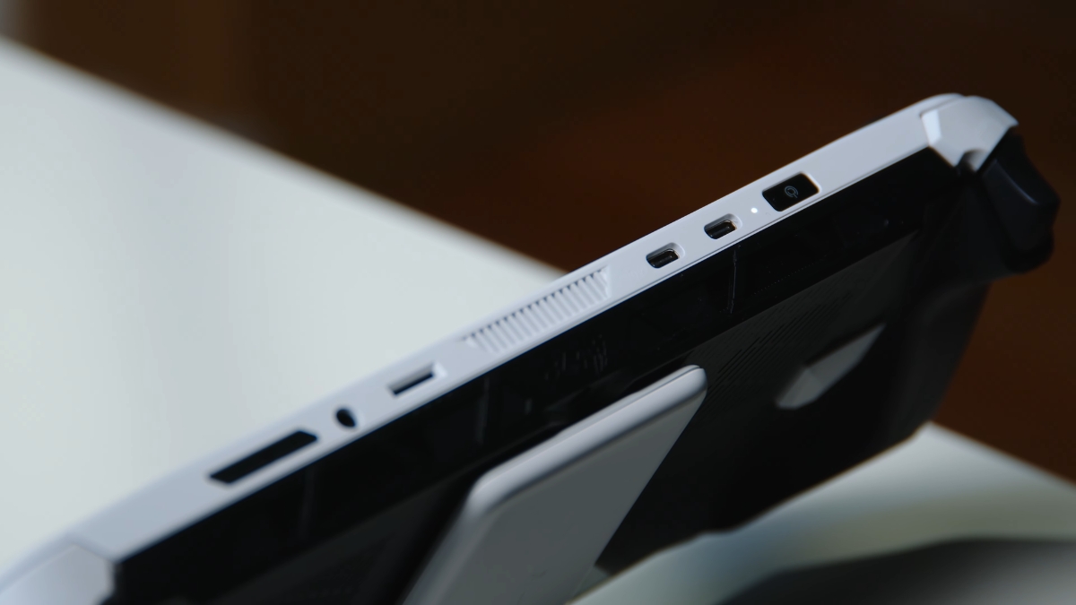 Đánh giá MSI Claw A8 – hệ thống cổng kết nối USB-C Thunderbolt 4, microSD và jack 3.5mm