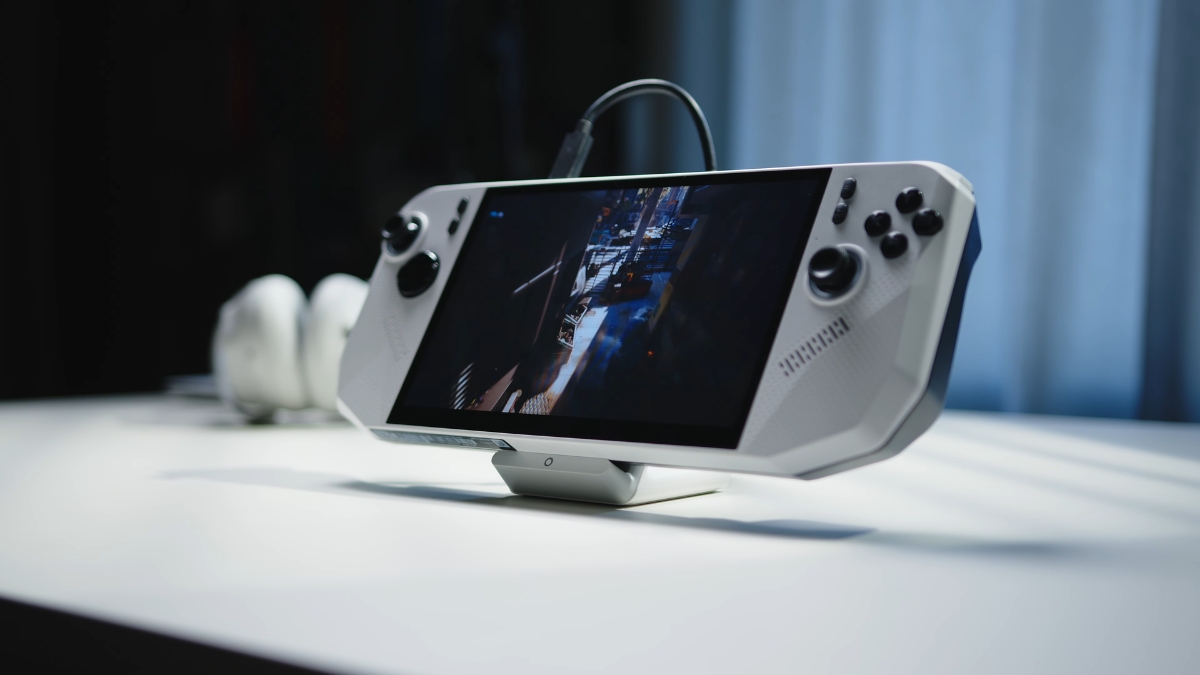 Đánh giá MSI Claw A8 – thiết kế khung máy với các đường nét góc cạnh và hai tùy chọn màu trắng, xanh neon