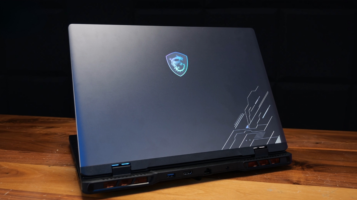 Đánh giá MSI Crosshair 16 HX AI với thiết kế nhựa màu xam cosmos lid kim loại mở phẳng 180 khung máy chắc chắn và hoàn thiện tinh tế