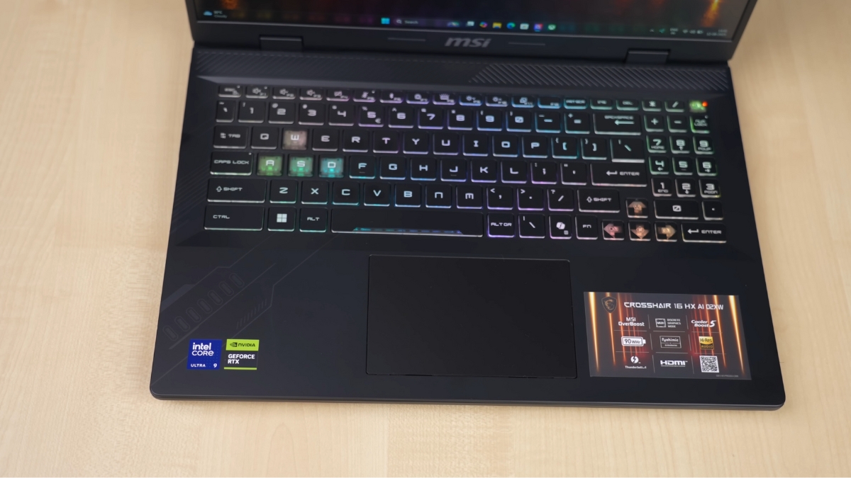 Đánh giá MSI Crosshair 16 HX AI với bàn phím rgb 24 zone hành trình 1.7 mm có wasd trong suốt và touchpad lớn mượt mà