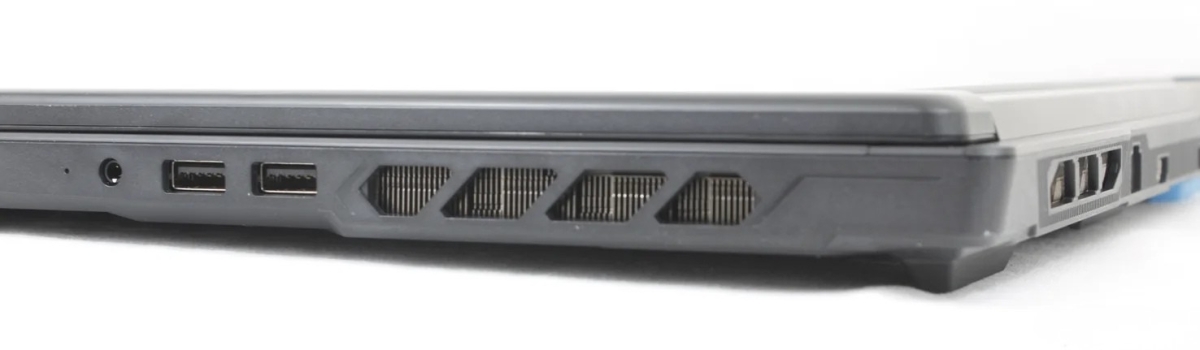 Đánh giá MSI Crosshair A16 HX E8WGK với cổng kết nối bên phải
