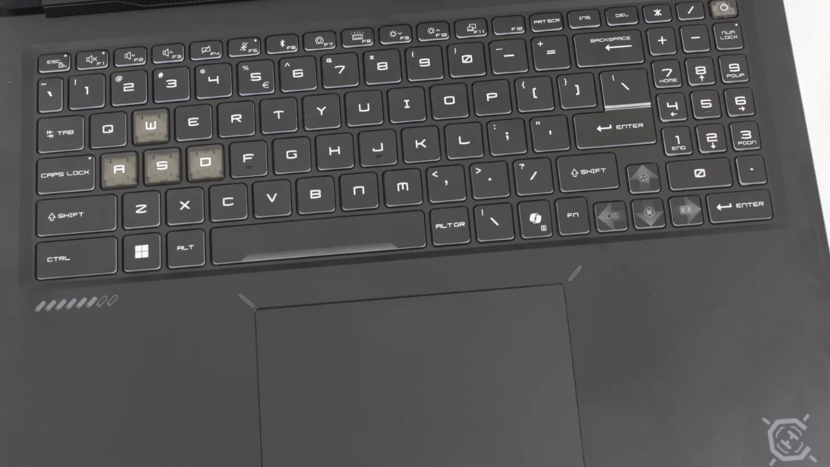 Đánh giá MSI Crosshair A16 HX E8WGK với bàn phím và touchpad kích thước lớn