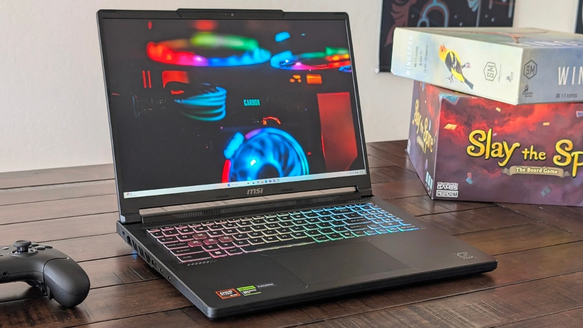 Đánh giá MSI Crosshair A16 HX E8WGK với màn hình IPS 240Hz và webcam 720p
