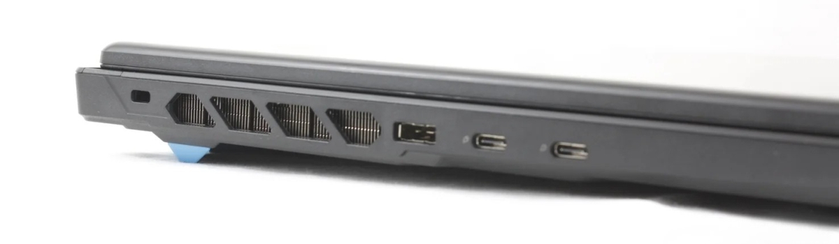 Đánh giá MSI Crosshair A16 HX E8WGK với cổng kết nối bên trái hỗ trợ USB-C