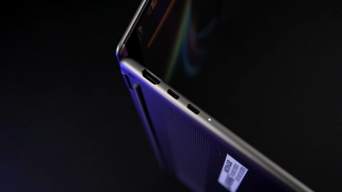 Đánh giá MSI Prestige 14 Flip AI+ cổng kết nối bên trái gồm HDMI 2.1 và USB-C Thunderbolt 4