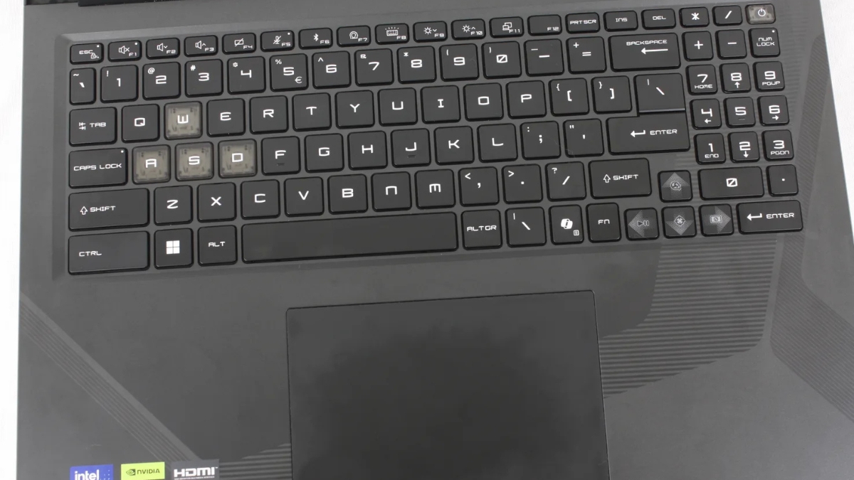 Đánh giá MSI Raider 16 Max HX với bàn phím RGB từng phím và touchpad rộng rãi